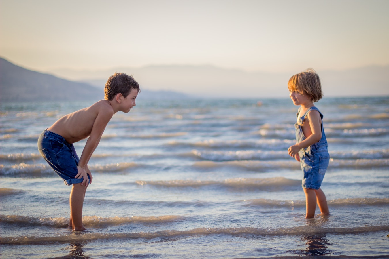 Brüder spielen am Strand