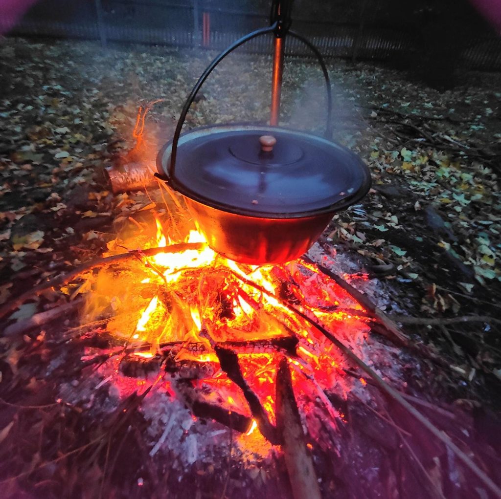 Suppe kochen über dem Lagerfeuer.